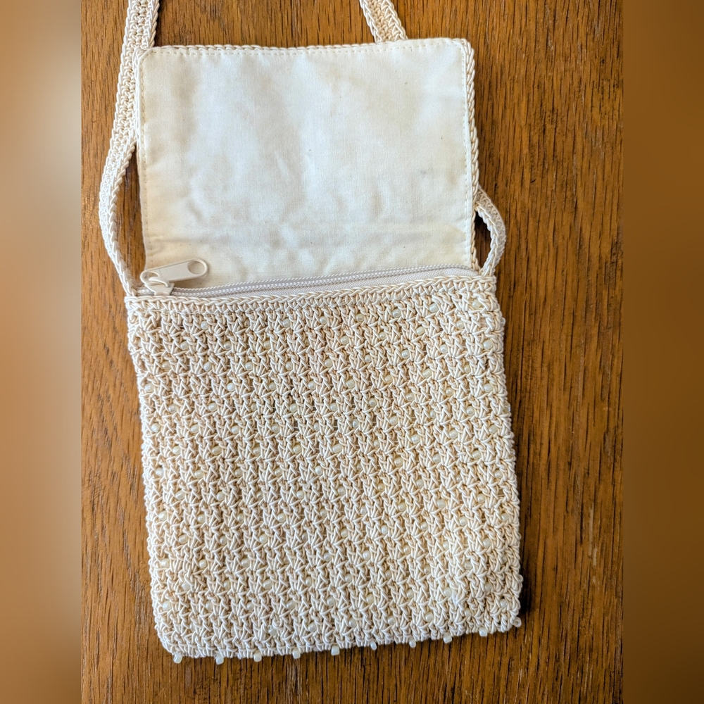 Elegant Frankie &Johnnie Cream Crochet Shoulder Bag - Picture 2 of 8